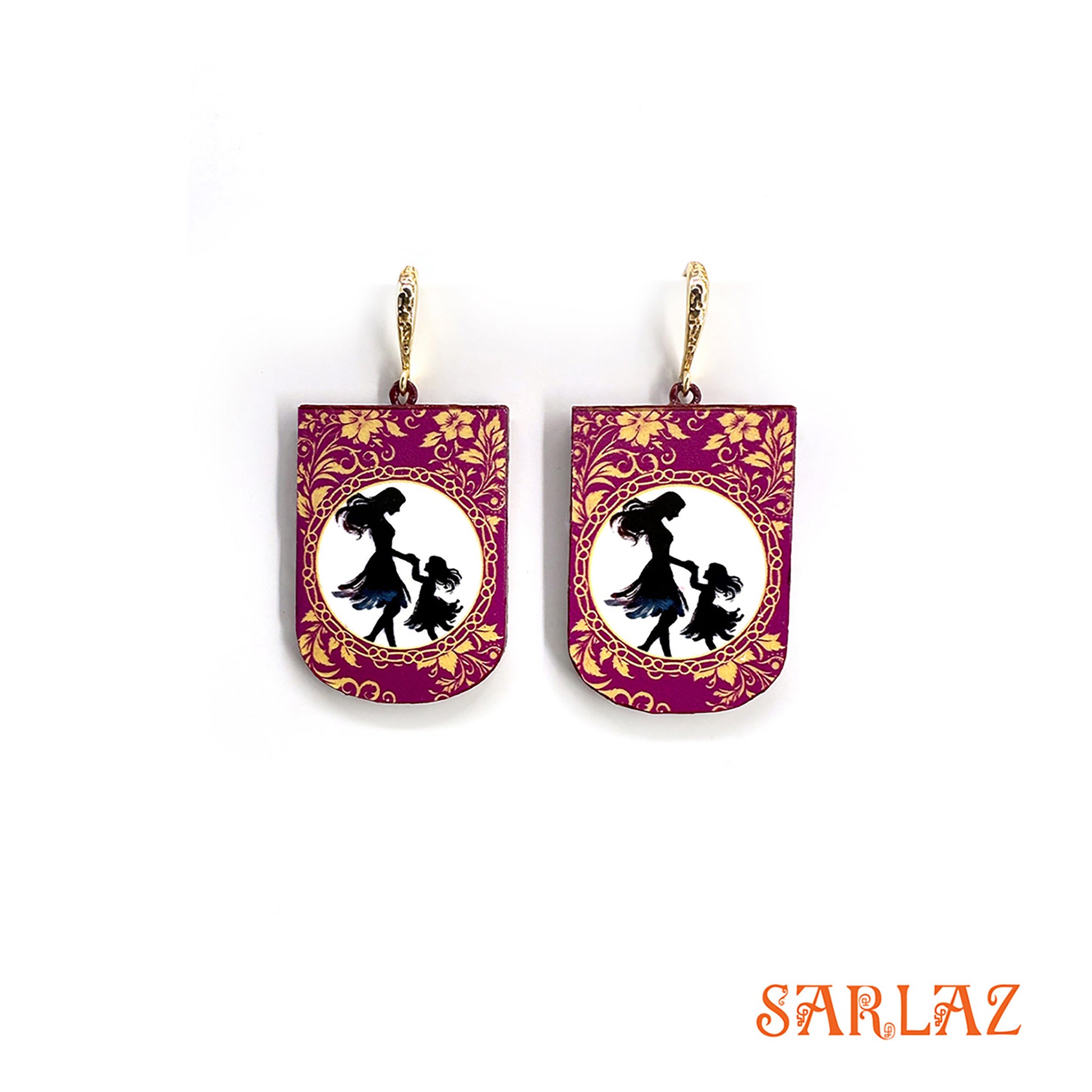 Pair of earrings with silhouettes of a woman and child on a fuchsia background, brand 'SARLAZ'.