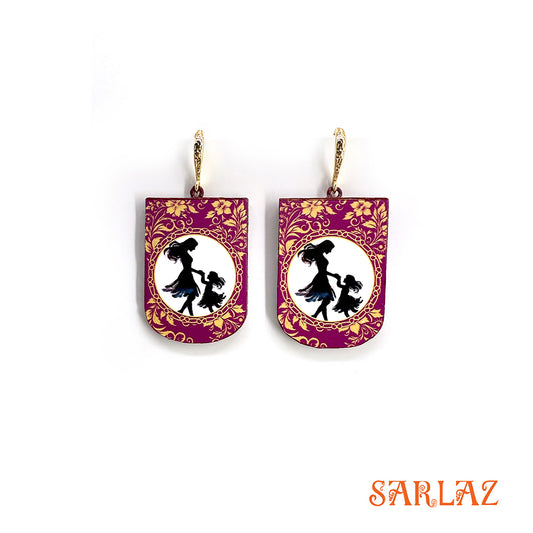 Pair of earrings with silhouettes of a woman and child on a fuchsia background, brand 'SARLAZ'.