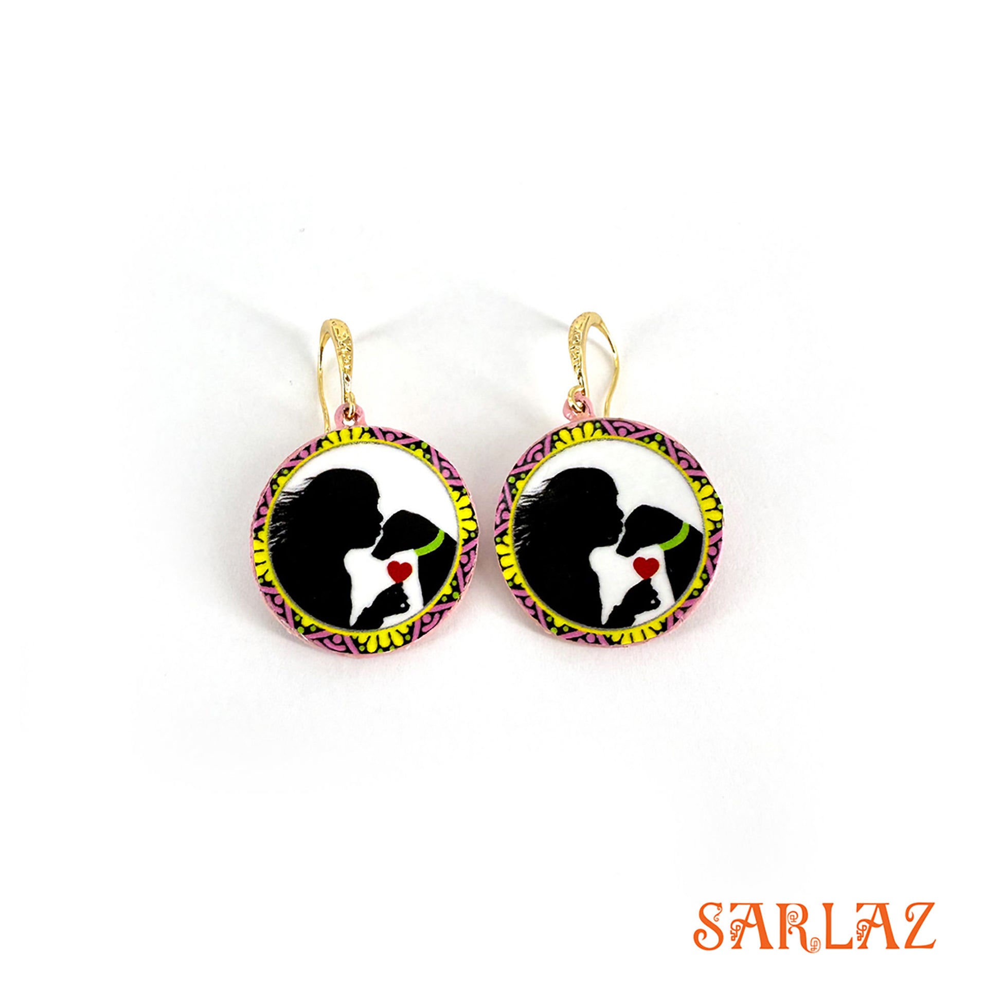 Pair of earrings with dog silhouette design on a white background, featuring the brand 'SARLAZ'.