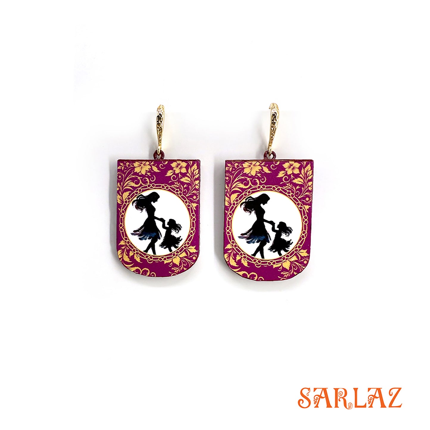 Pair of earrings with silhouettes of a woman and child on a fuchsia background, brand 'SARLAZ'.